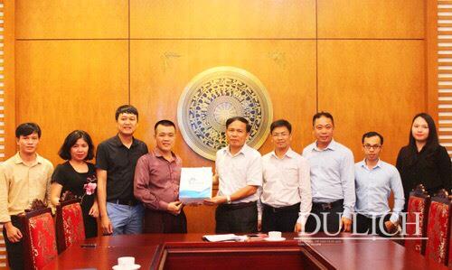 Phó Tổng cục trưởng Tổng cục Du lịch Ngô Hoài Chung tặng quà lưu niệm cho đại diện TikTok Việt Nam